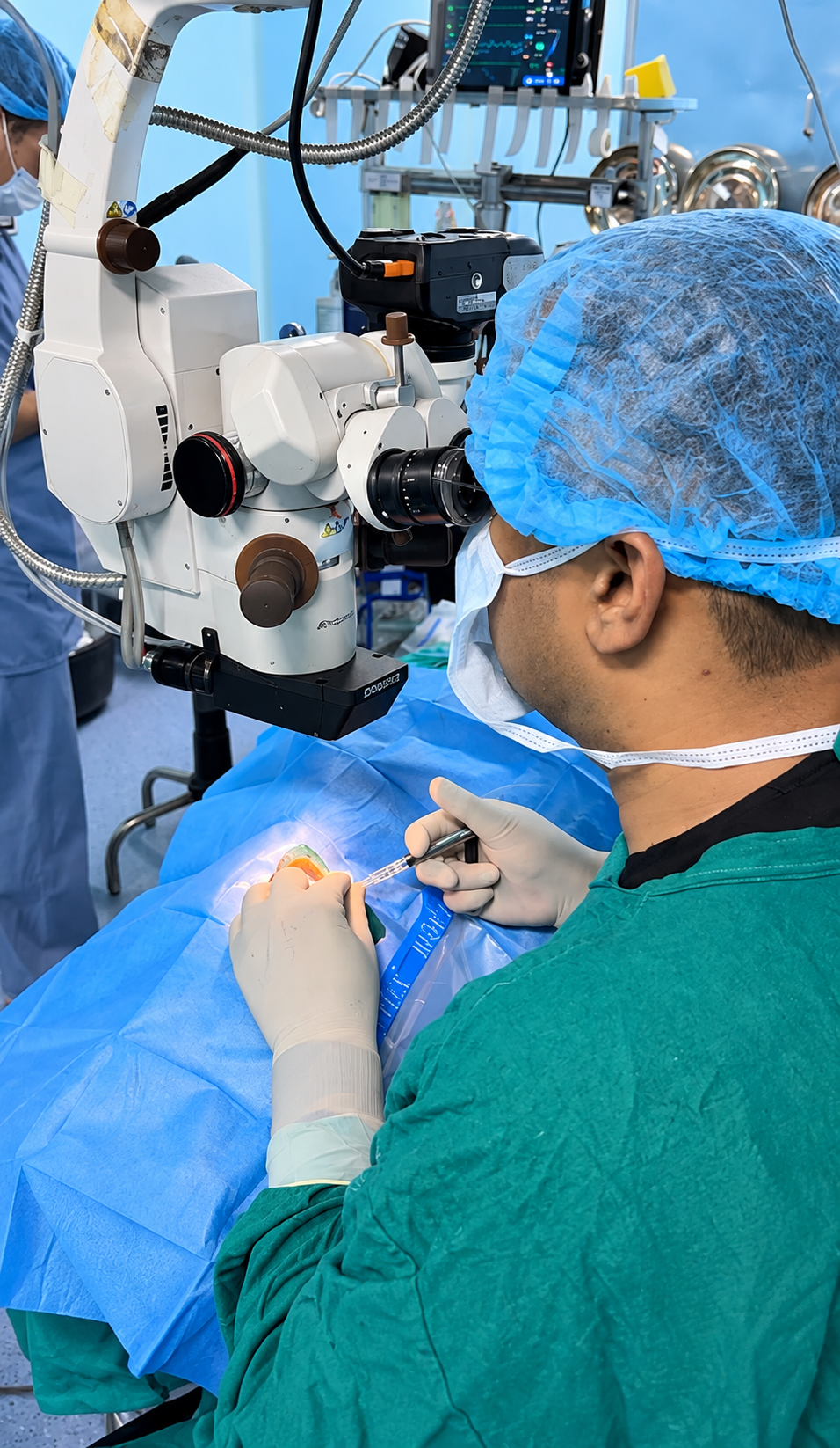 Surgeon working with an ophthalmic microscope
