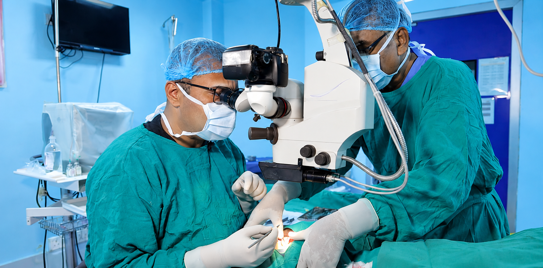 Ophthalmic procedure taking place under surgical microscopes