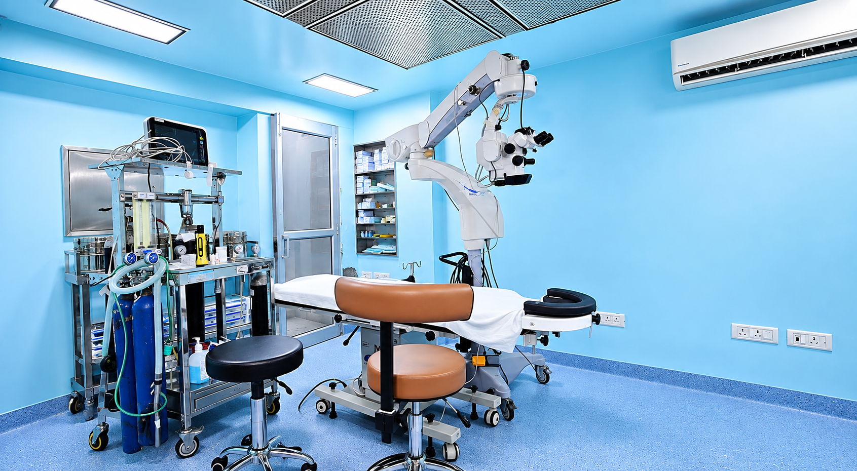 Ophthalmic equipment arranged in a clinical operating theatre