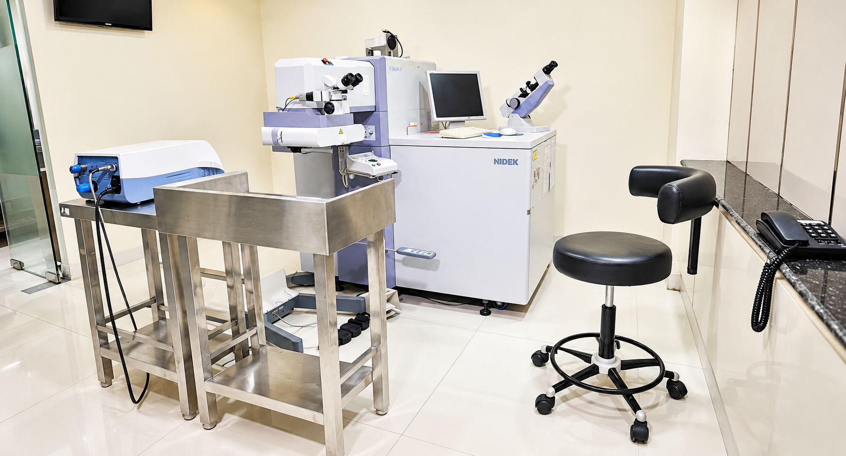 Diagnostic equipment in an ophthalmic examination room